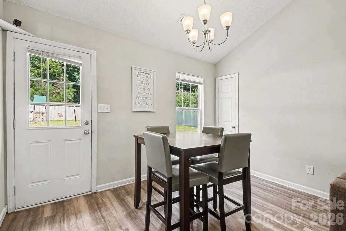 Photo of 1240 Log Cabin Road