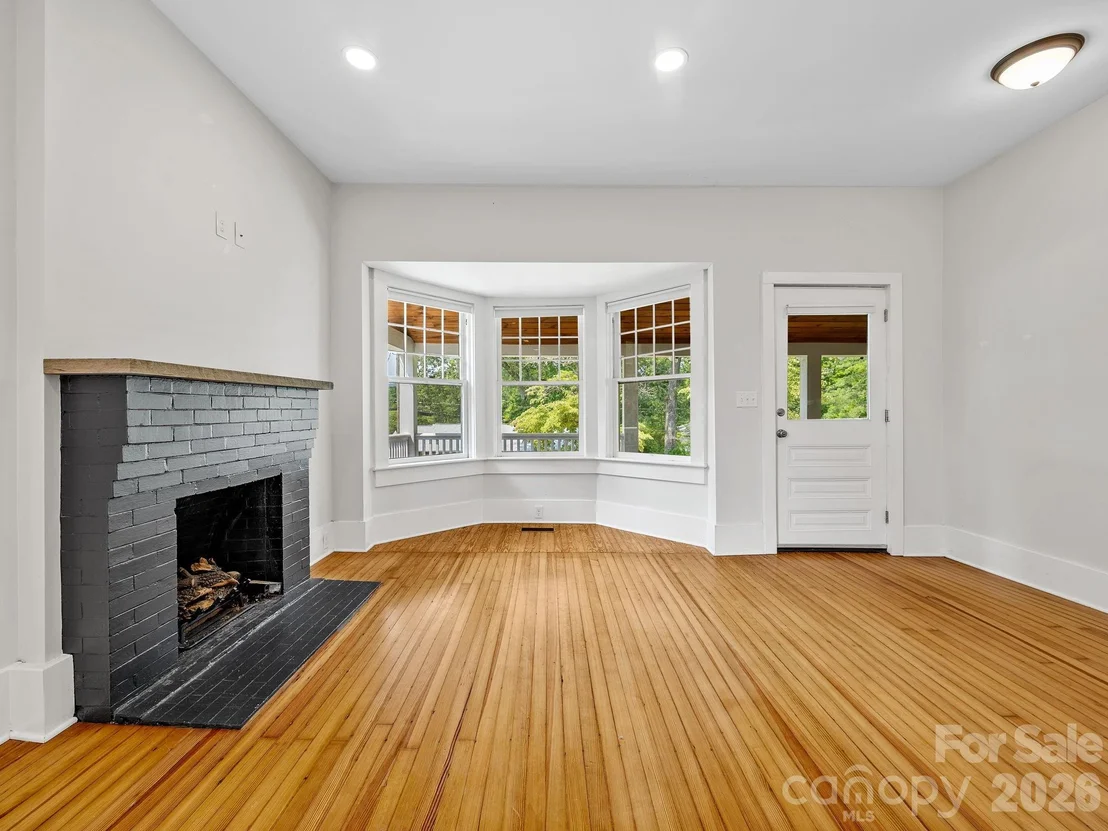 Photo of 143 Broadway Avenue
