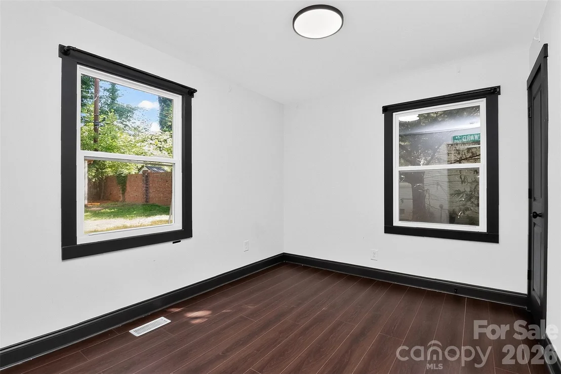 Photo of 2736 Royston Road