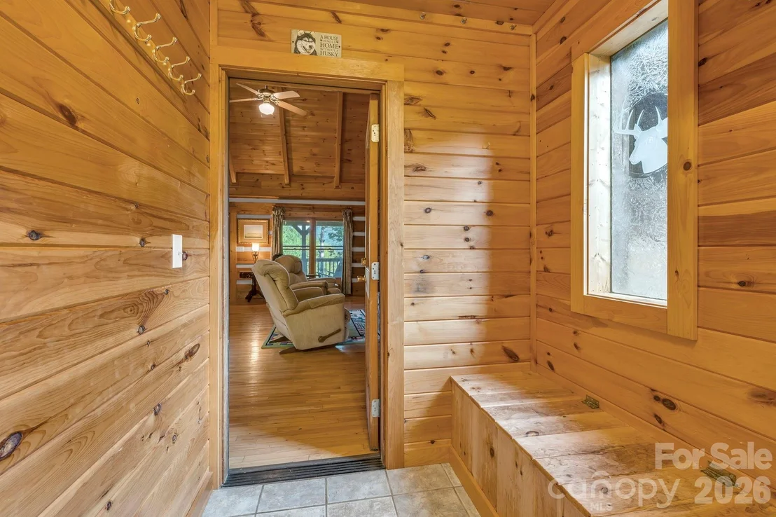 Photo of 525 Schoolhouse Ridge