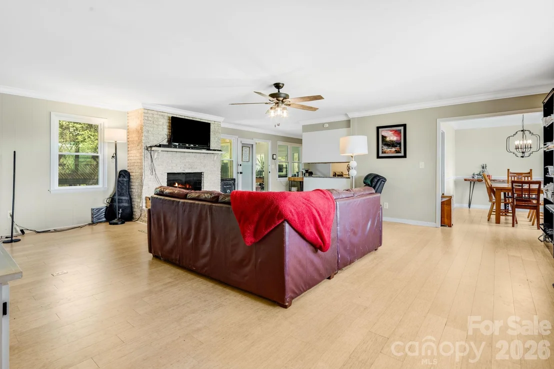 Photo of 1737 Whitesides Road