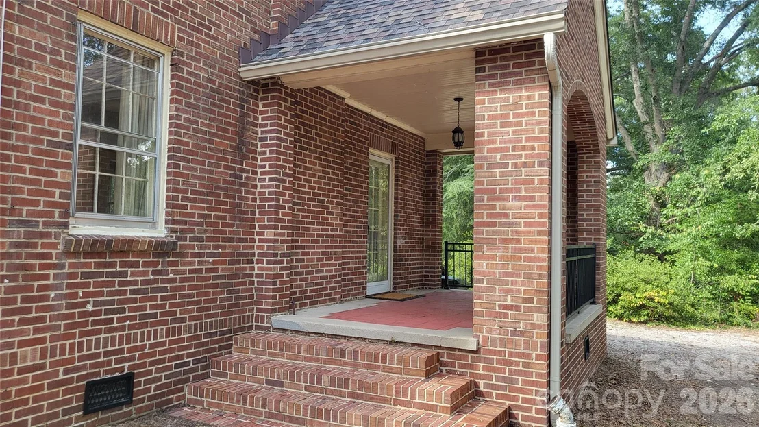 Photo of 504 Chesterfield Avenue