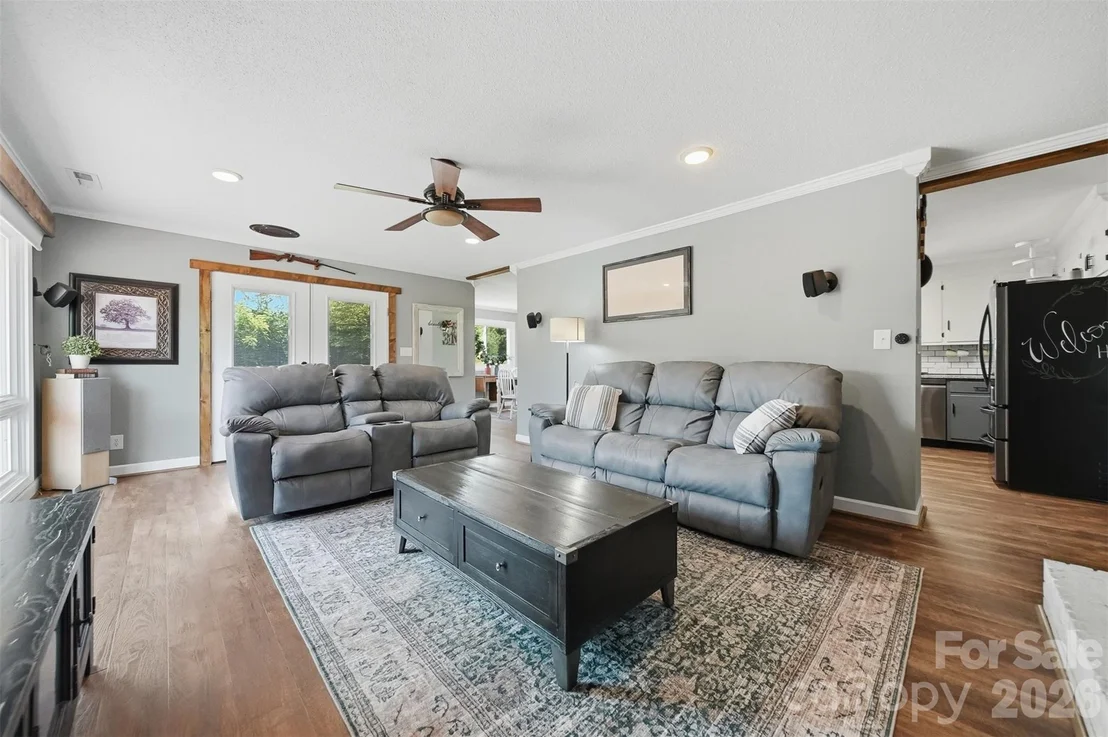 Photo of 2411 Robertson Lane