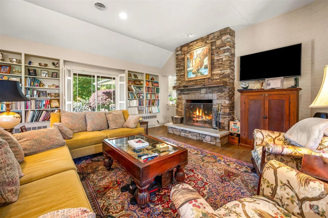 Photo of 936 Golden Road