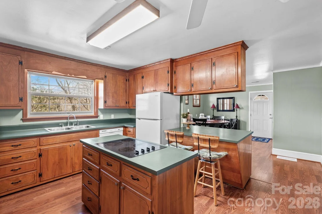 Photo of 5075 Lakeview Drive