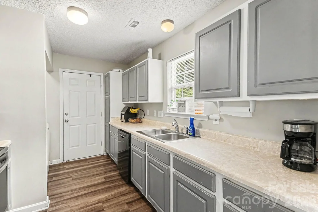 Photo of 1240 Log Cabin Road