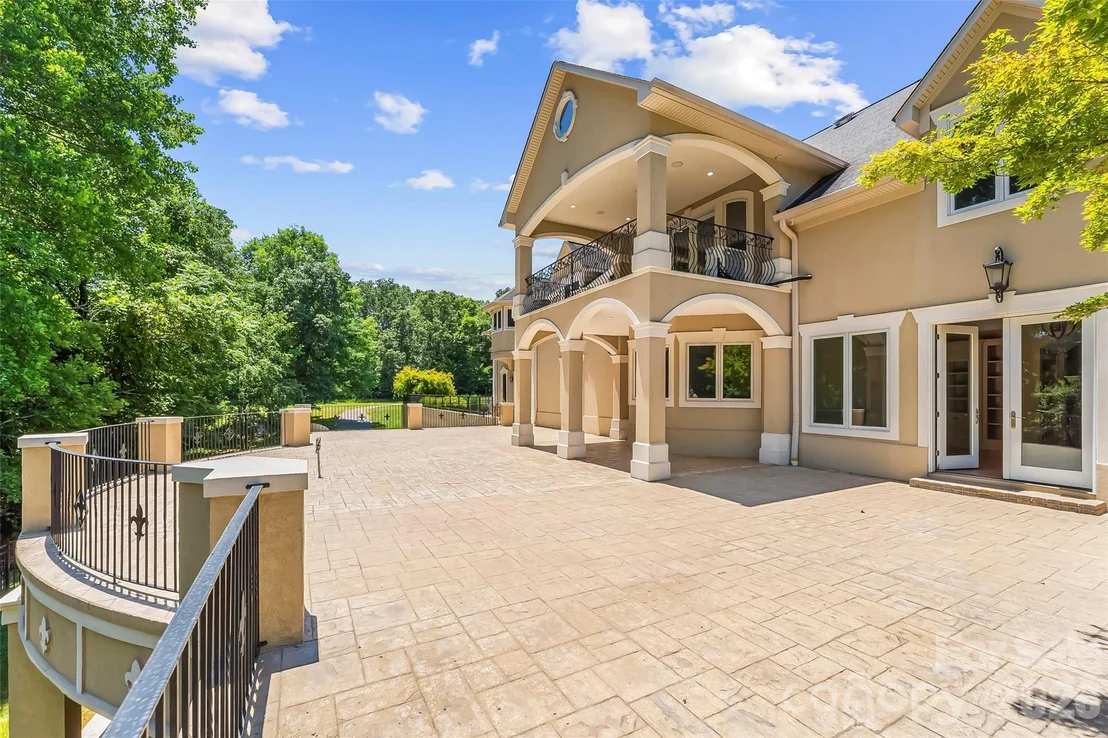 Photo of 1090 Pearidge Road