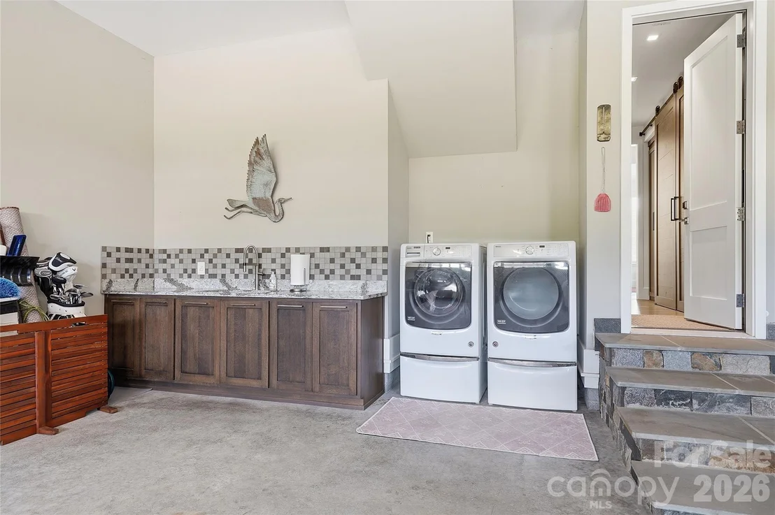 Photo of 984 Mapleton Lane