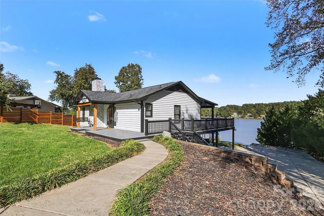 Photo of 3121 Lakeside Circle
