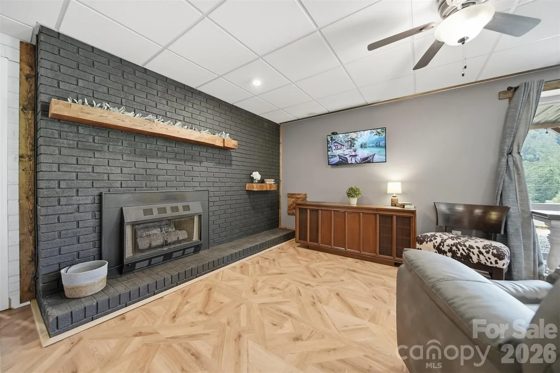 Photo of 2411 Robertson Lane
