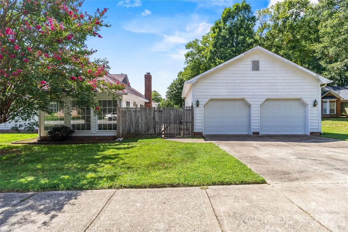 Photo of 739 Oakbluff Circle