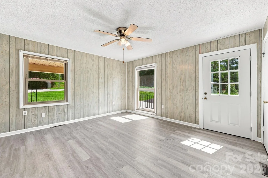 Photo of 728 Center Road