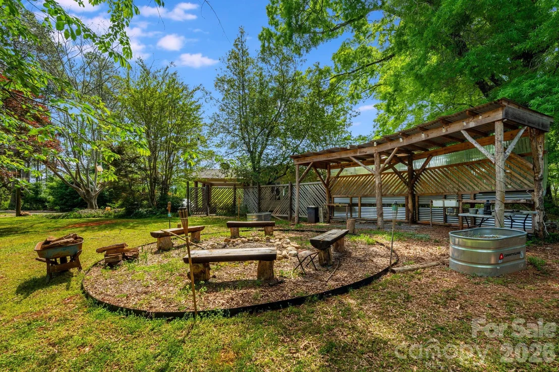 Photo of 1737 Whitesides Road