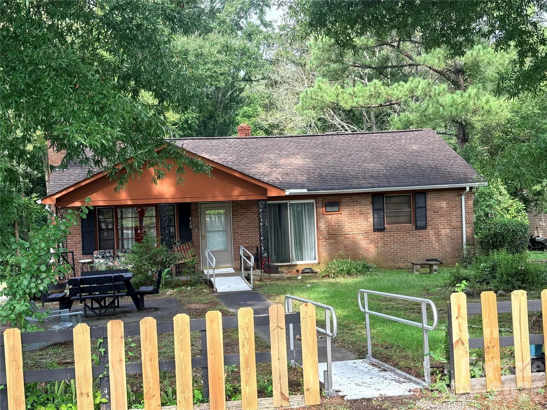 Photo of 420 Hampton Road