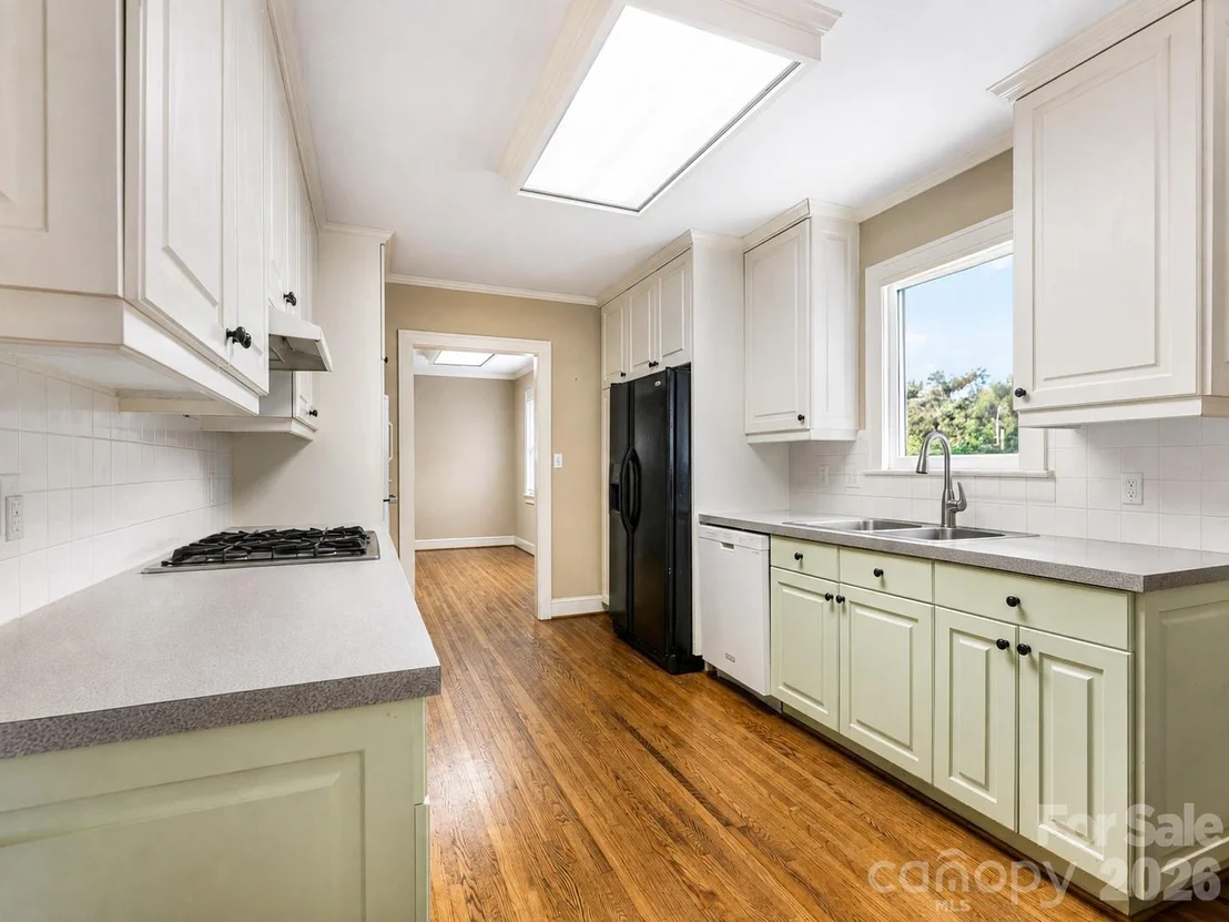 Photo of 646 Marsh Road