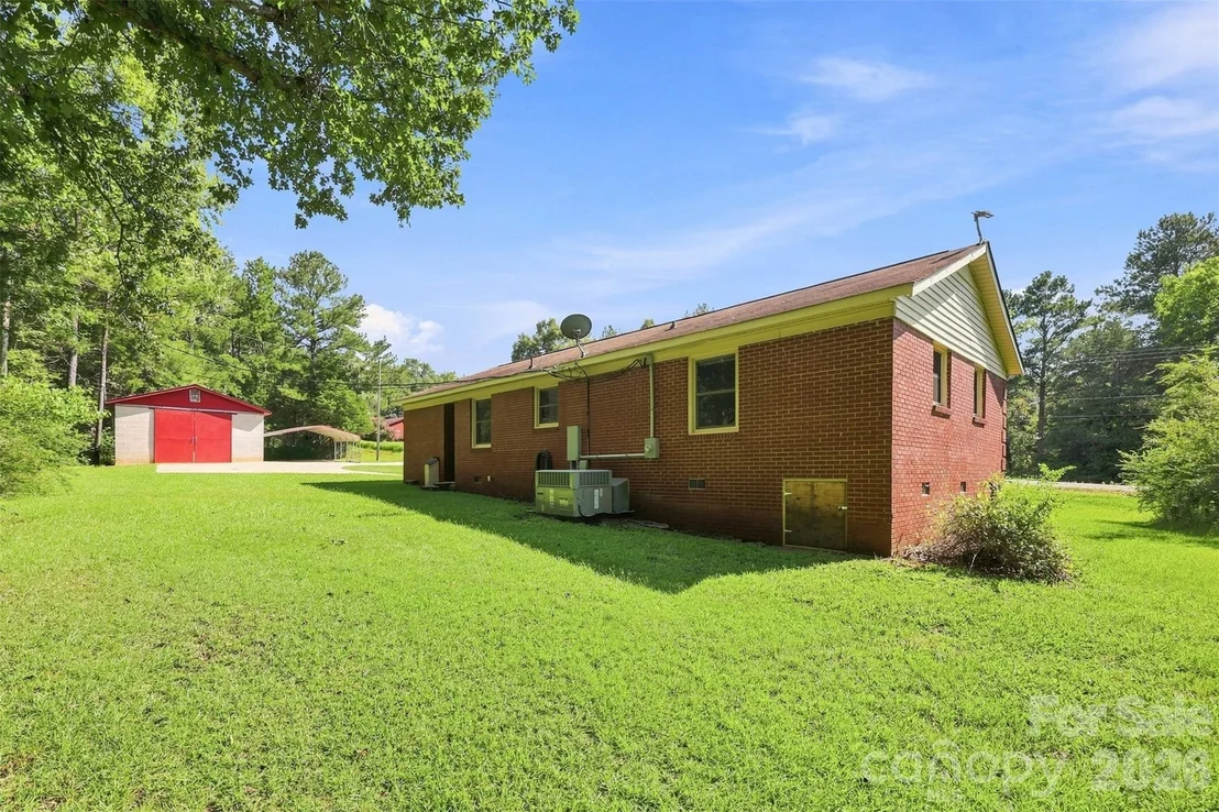 Photo of 728 Center Road