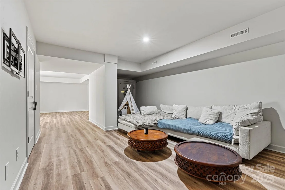 Photo of 3995 Burton Lane