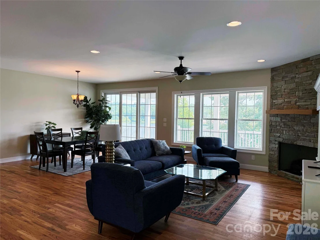 Photo of 490 Mapleton Lane