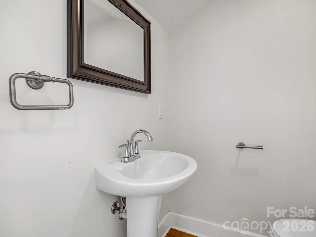 Photo of 143 Broadway Avenue