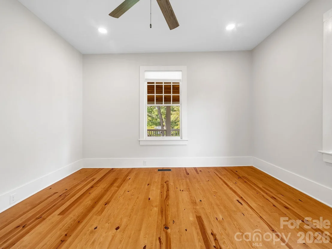 Photo of 143 Broadway Avenue