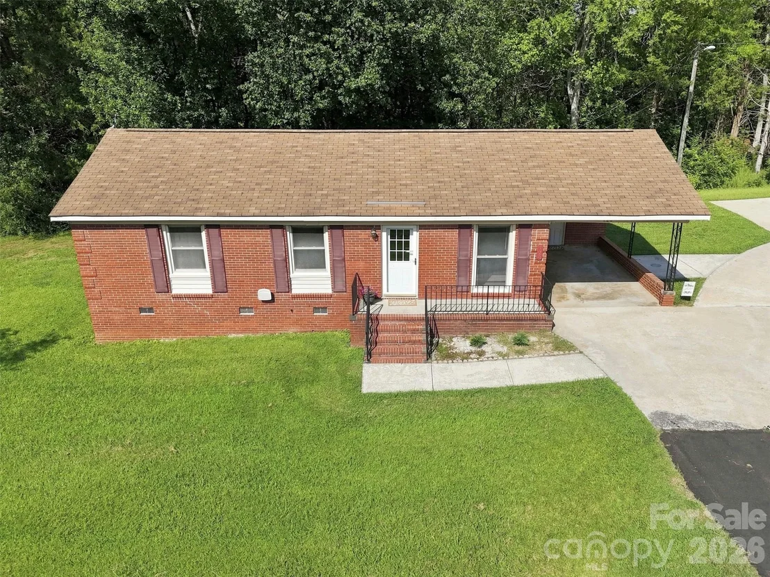 Photo of 728 Center Road