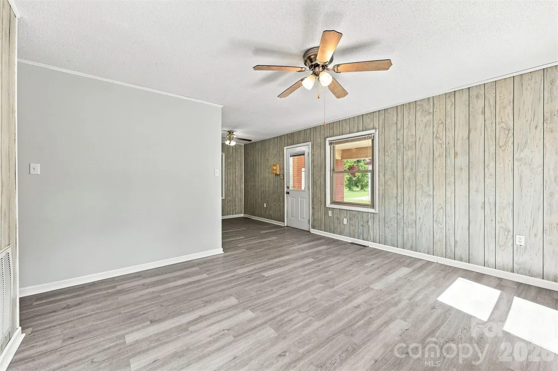 Photo of 728 Center Road