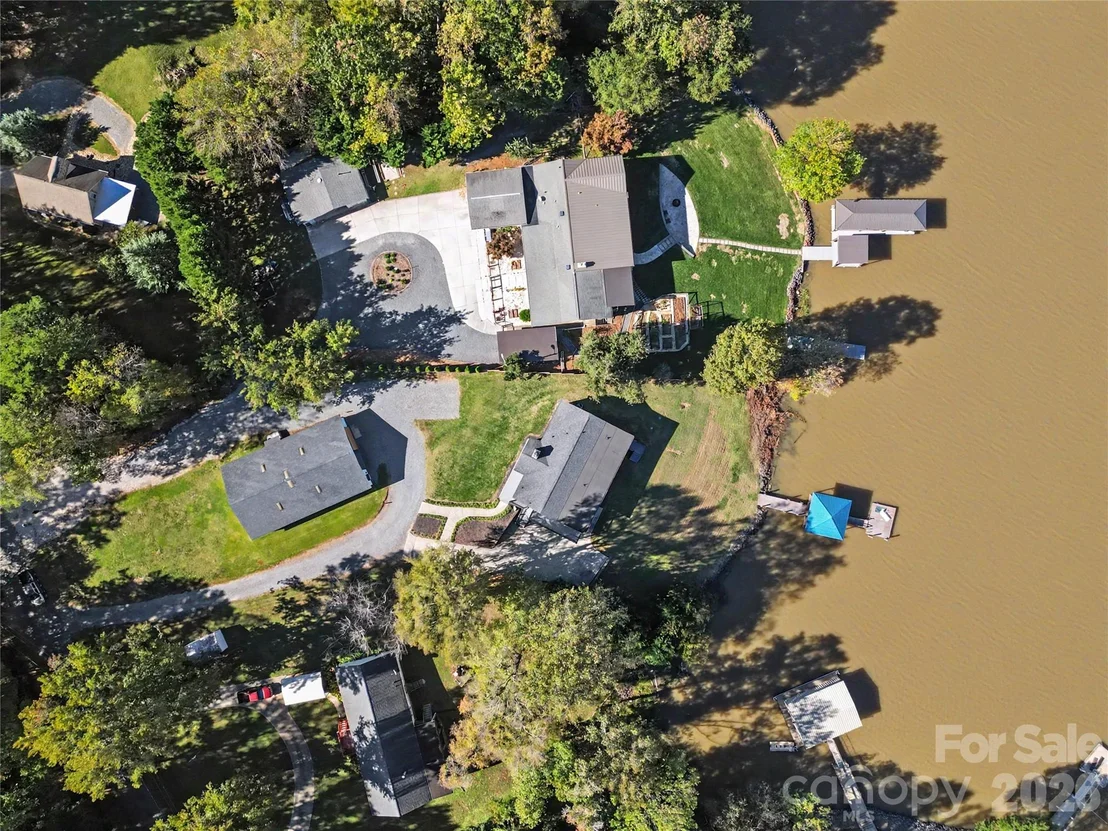Photo of 3121 Lakeside Circle