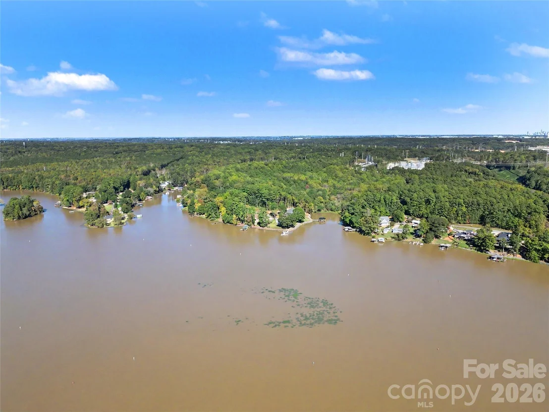 Photo of 3121 Lakeside Circle