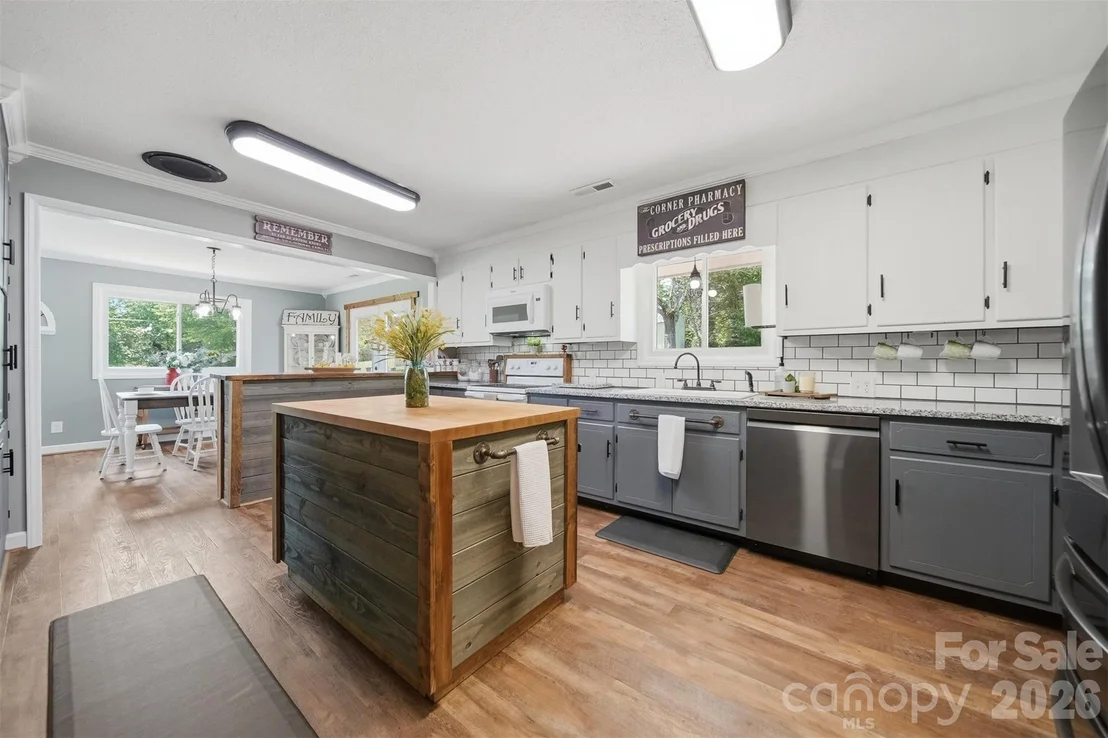 Photo of 2411 Robertson Lane