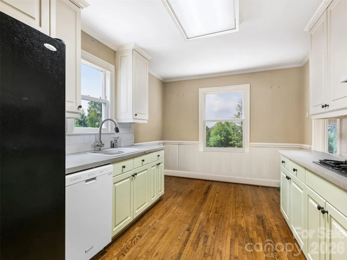 Photo of 646 Marsh Road
