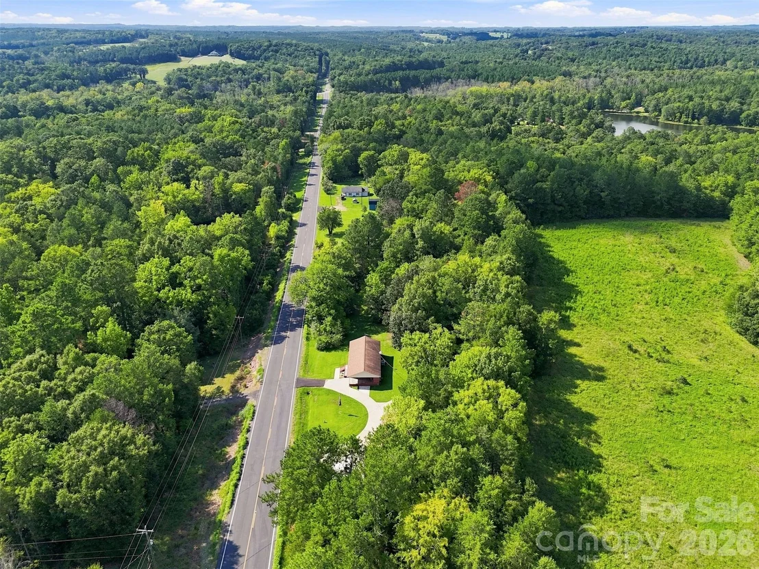 Photo of 728 Center Road