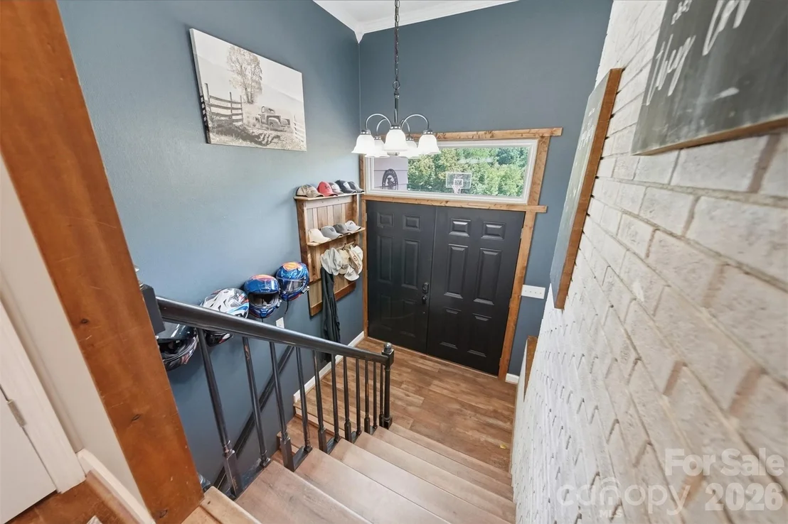 Photo of 2411 Robertson Lane