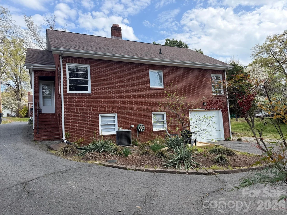 Photo of 1631 Maple Avenue