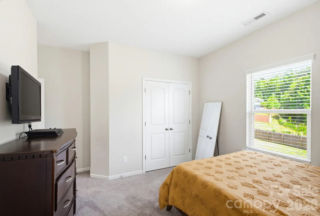 Photo of 840 Oak Manor Drive SE