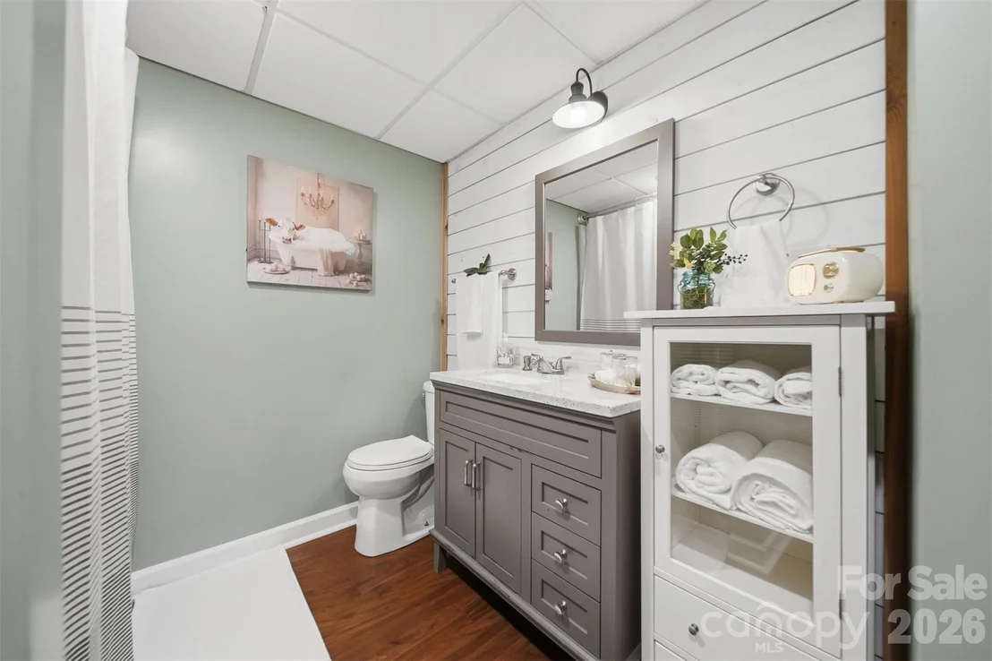 Photo of 2411 Robertson Lane