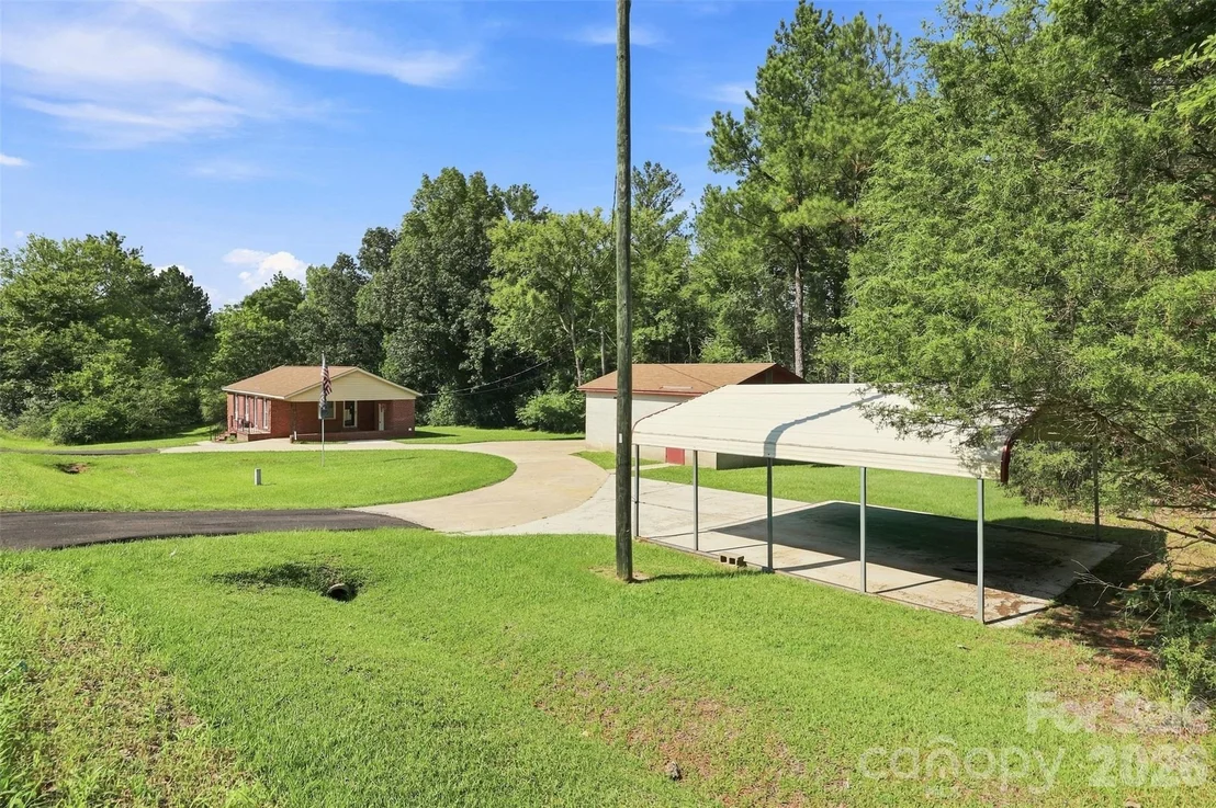 Photo of 728 Center Road