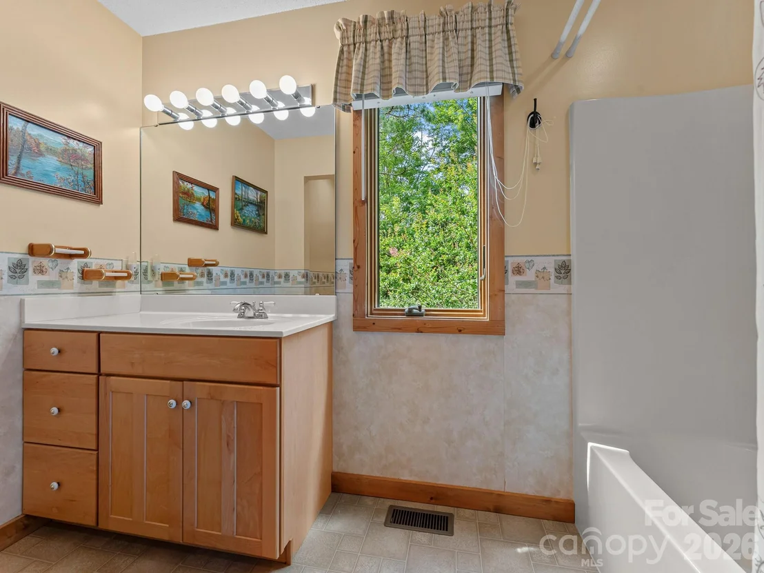 Photo of 620 Thunder Road