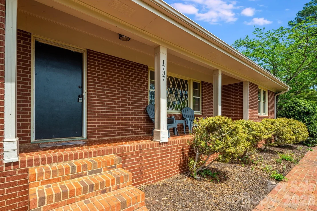 Photo of 1737 Whitesides Road