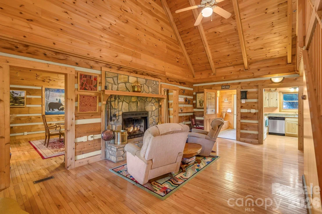 Photo of 525 Schoolhouse Ridge