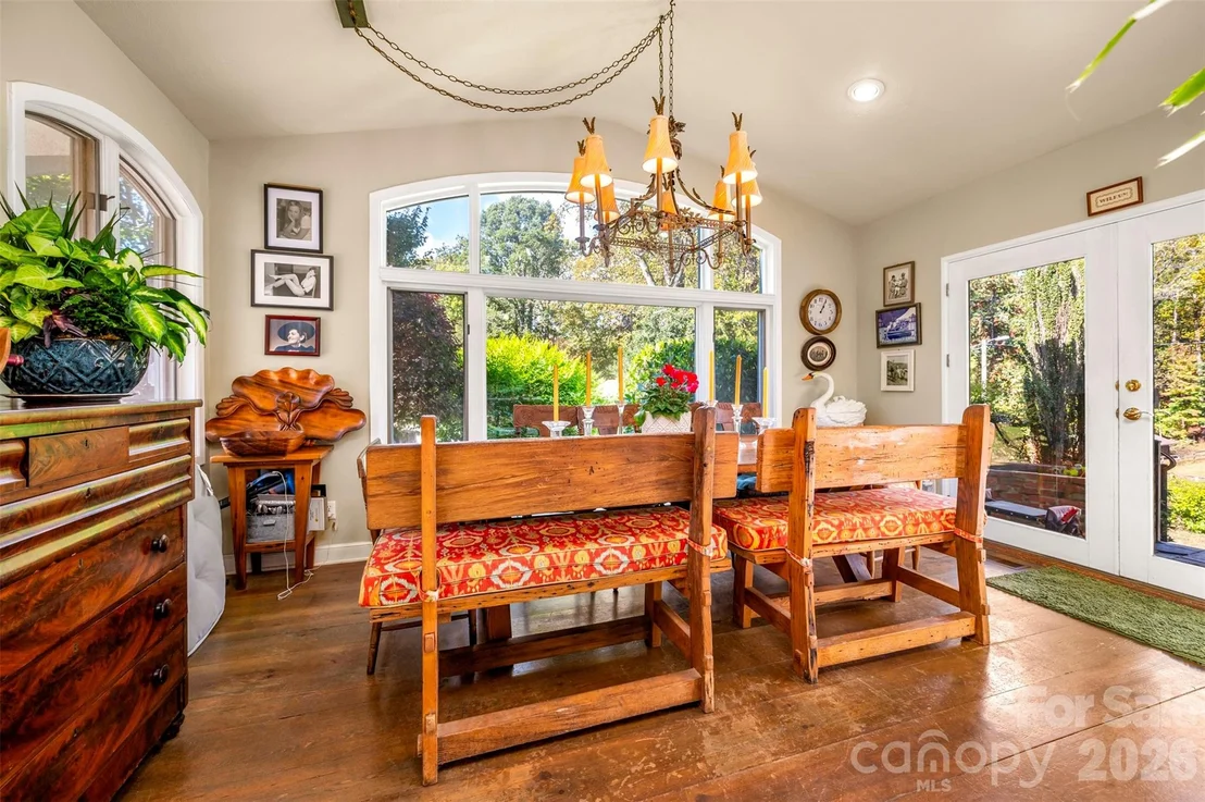 Photo of 936 Golden Road