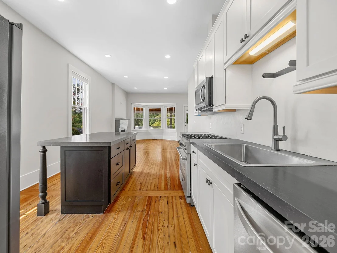 Photo of 143 Broadway Avenue