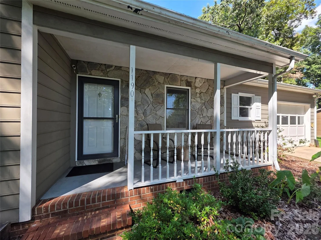 Photo of 1190 Landsdowne Drive