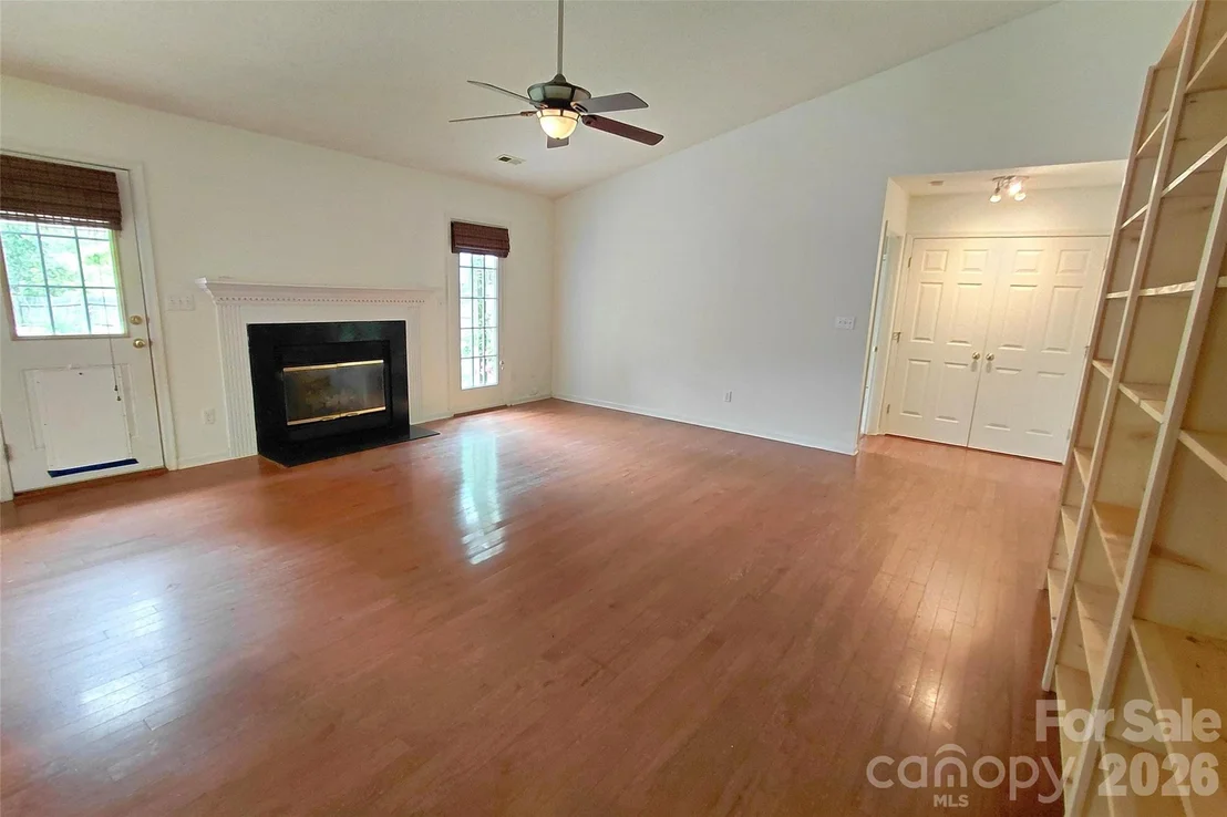 Photo of 1016 Thorncrest Drive