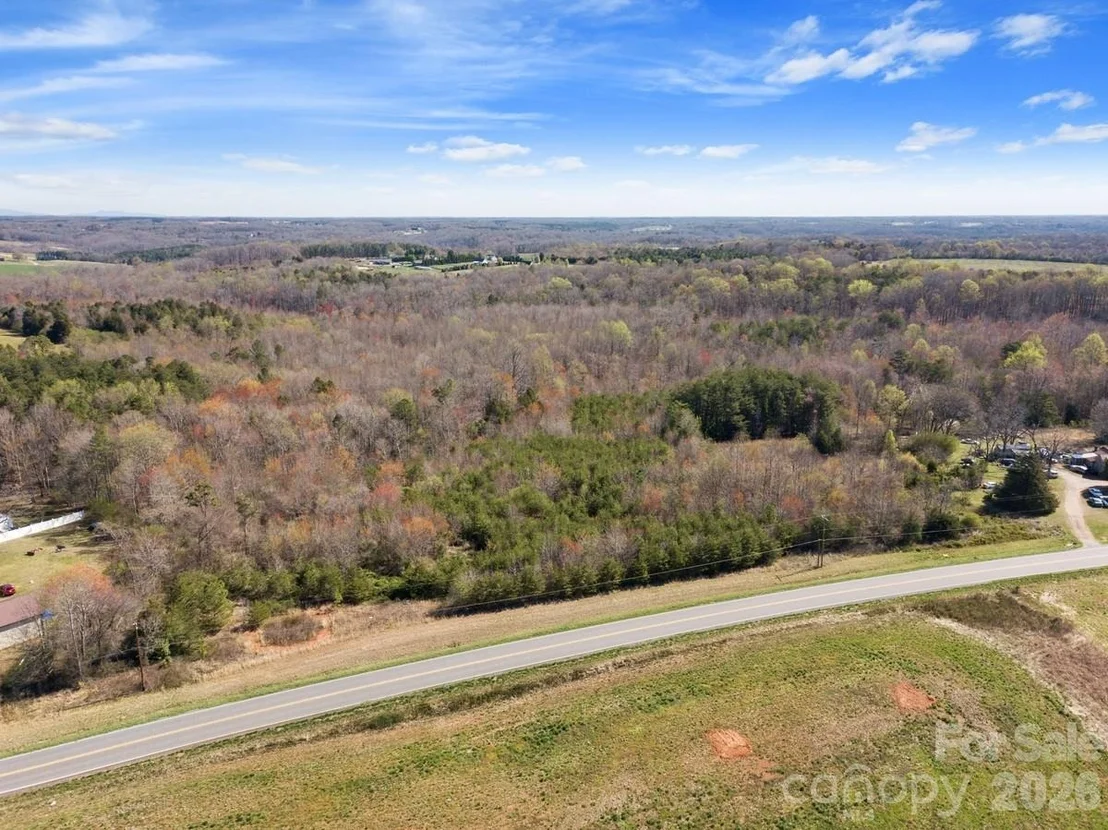 Photo of 879 E Memorial Highway