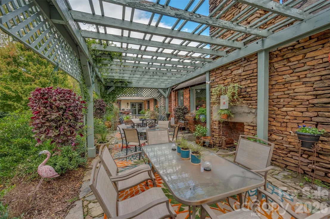 Photo of 936 Golden Road