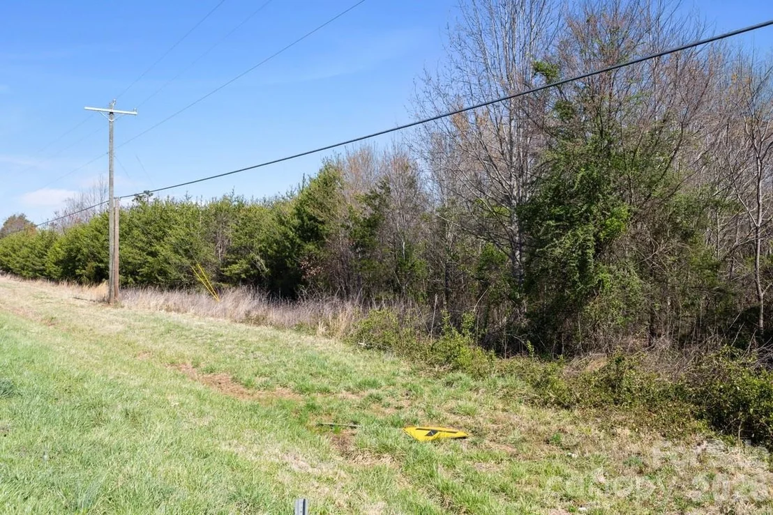 Photo of 879 E Memorial Highway