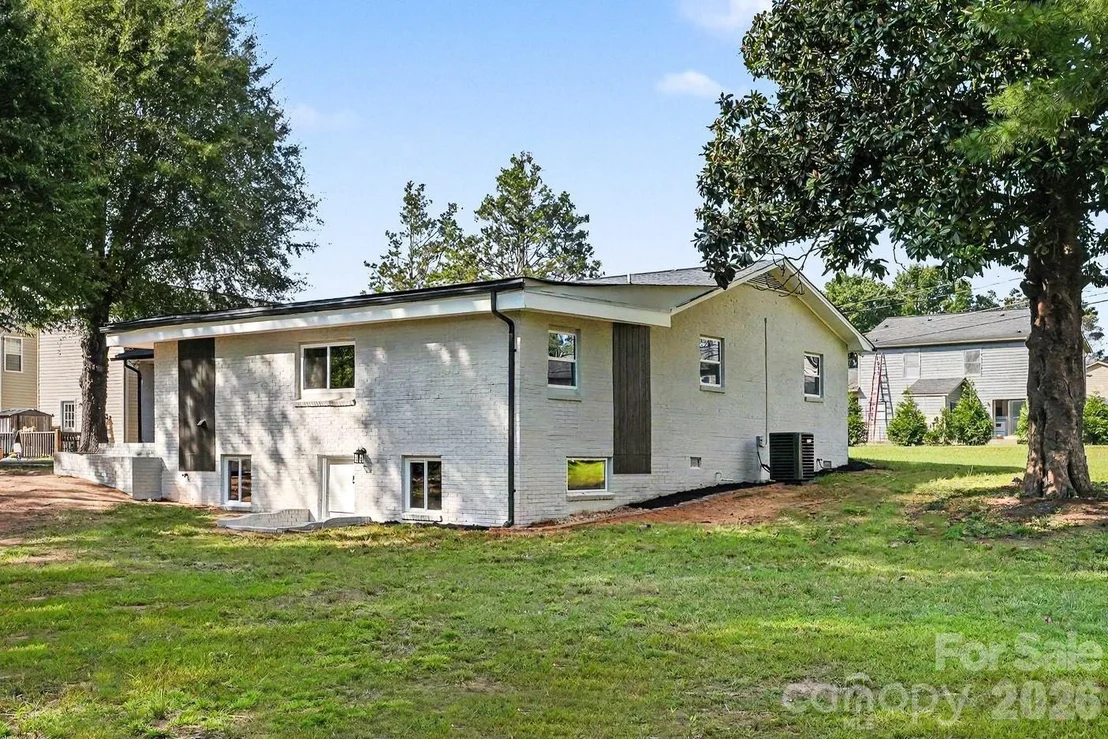Photo of 1902 19th Avenue NE