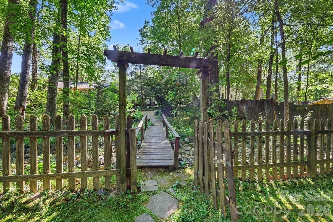 Photo of 10112 Idlewild Road