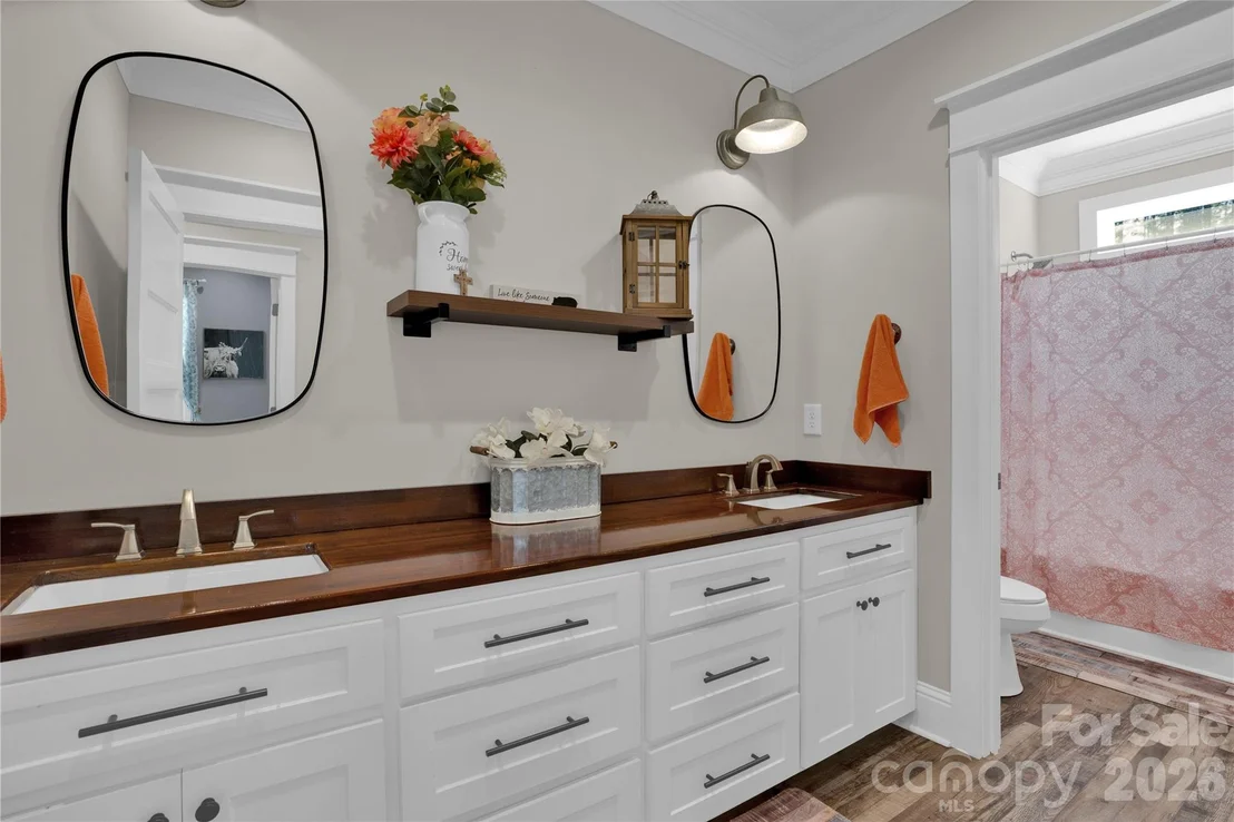 Photo of 2138 Lockhart Road