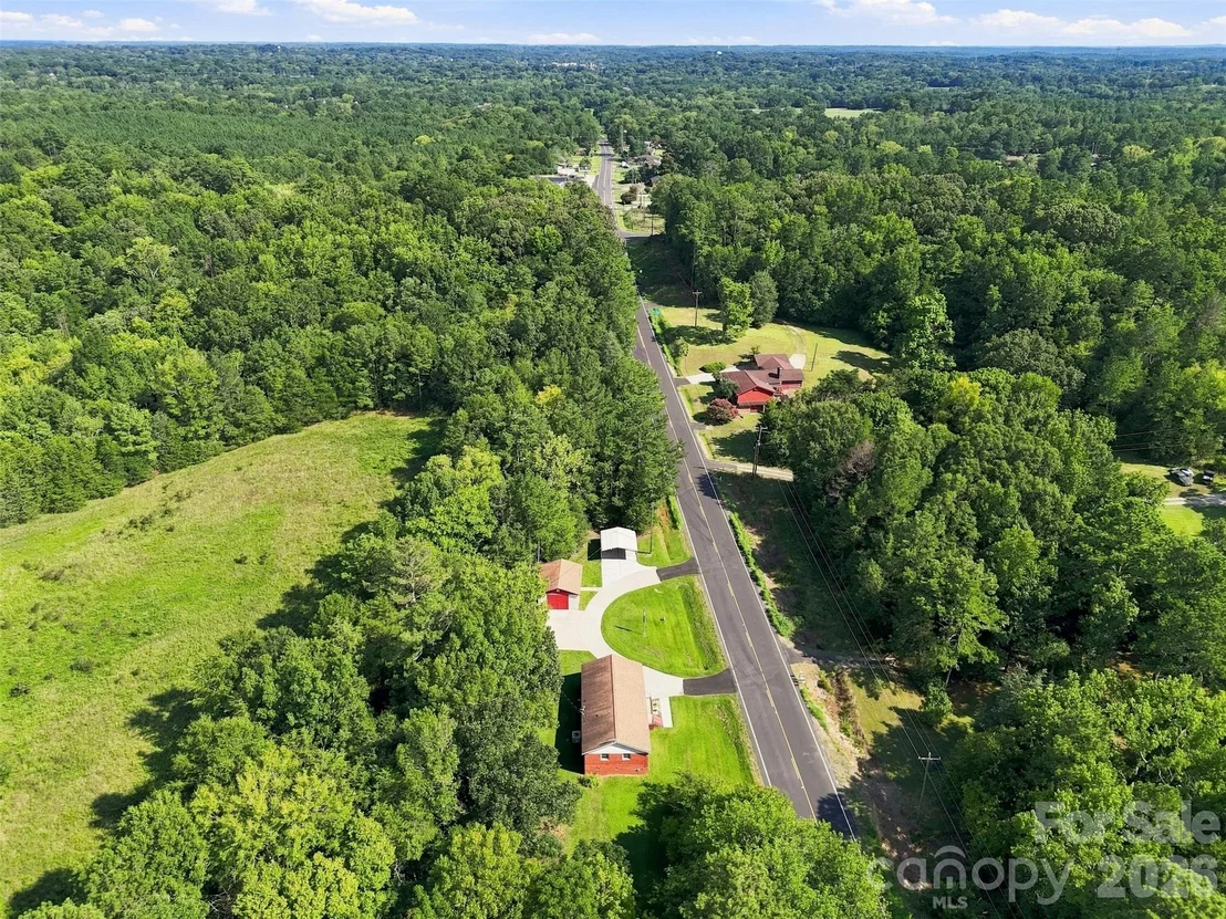 Photo of 728 Center Road